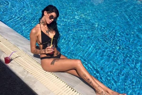 Μοντέλο της Sirina με… κορδονάτο μαγιό διαλύει τη Μύκονο! (video)