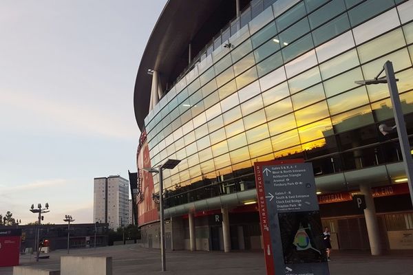 Ολυμπιακός: Η άφιξη στο Emirates (video)