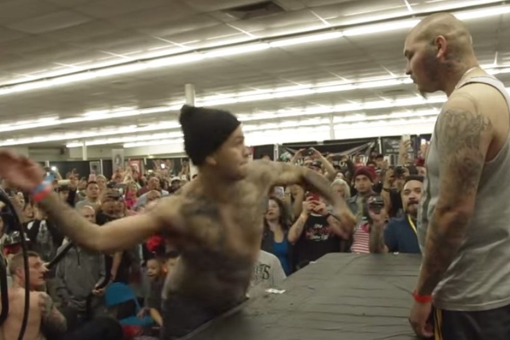 Γέλιο μέχρι δακρύων! Παίζουν σφαλιάρες μέχρι το νοκ άουτ! (videos)