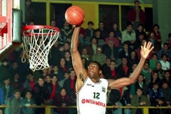 Retro Stories: Όταν ο Λέβινγκστον διέλυε τις μπασκέτες στην Ελλάδα (videos)