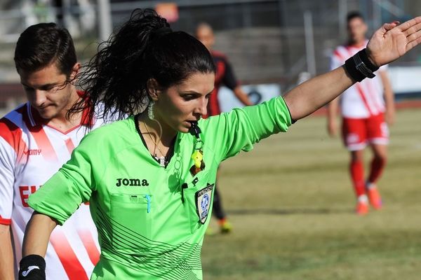 Έκλεψε την παράσταση η Ελληνίδα διαιτητής! (photos)
