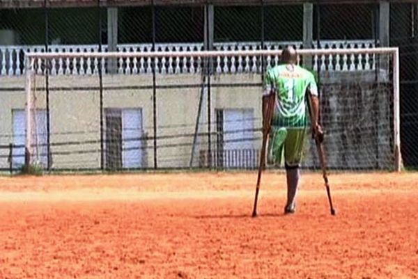 Συγκλονίζει ο τερματοφύλακας με το ένα πόδι! (video)