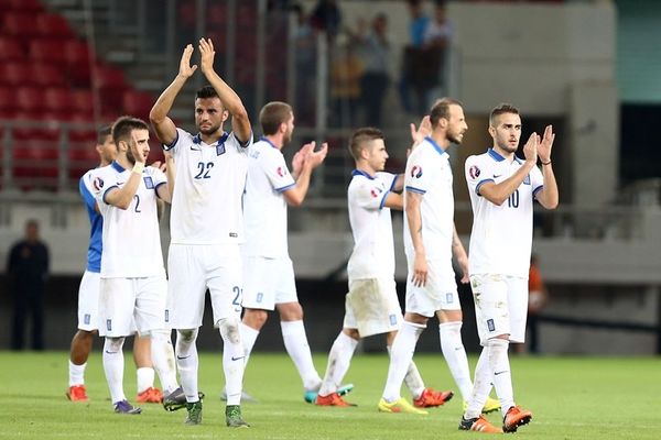 Φωταγωγήθηκε η Μύκονος για την Εθνική Ελλάδας! (photo)