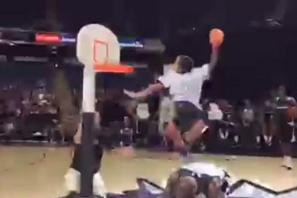 Το ΑΔΙΑΝΟΗΤΟ κάρφωμα ενός πιτσιρικά των Κινγκς! (video)