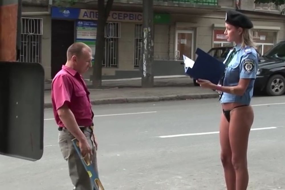 Καυτή τροχονόμος μόνο με τα εσώρουχα! (video)