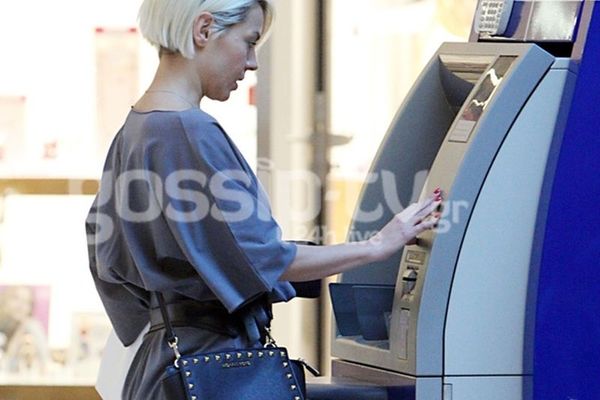 Η Ράνια… κολάζει και στο ΑΤΜ! (photos)