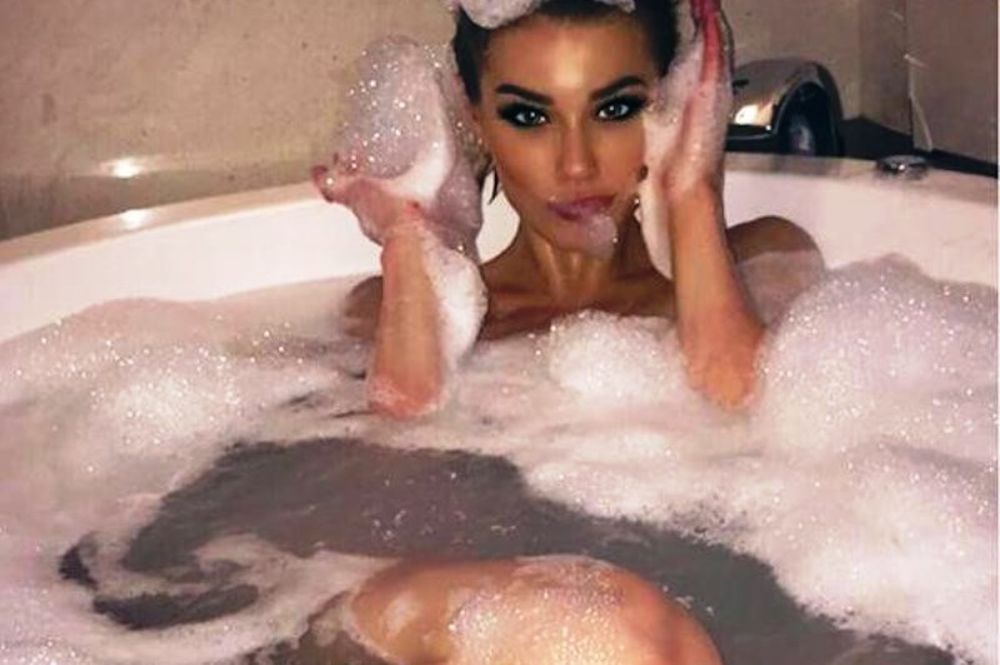 Καυτά κορίτσια στην μπανιέρα τους (photos)