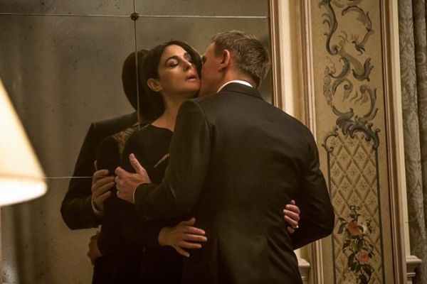 Η Μπελούτσι βάζει… φωτιά στον νέο James Bond (photos+video)