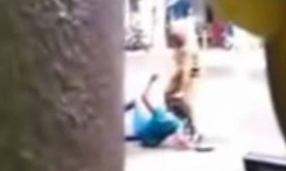 ΣΟΚ: Αστυνομικός ξυλοκοπεί εκδιδόμενη επειδή αρνήθηκε να τον ικανοποιήσει! (video)