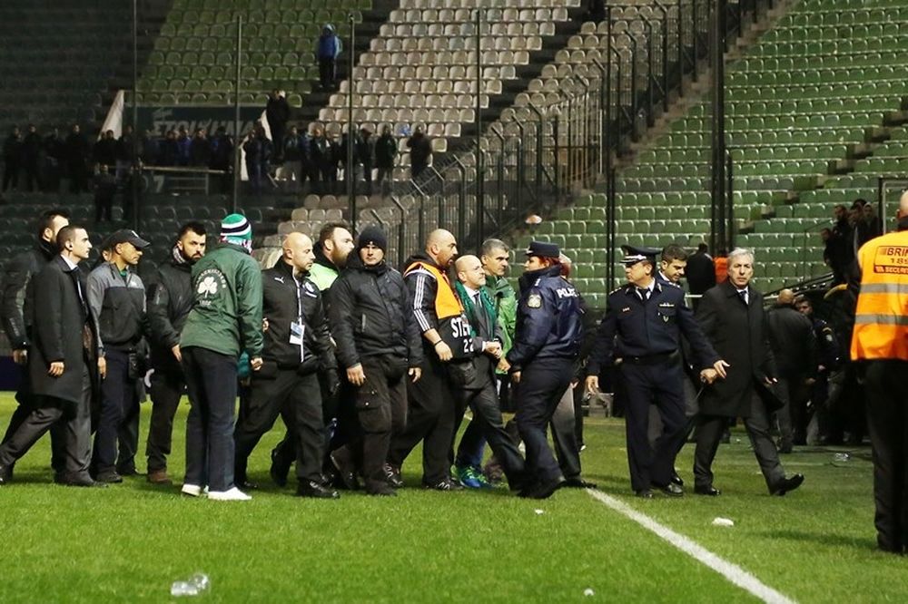 Το ντου των οπαδών στον Αλαφούζο (photos+video)