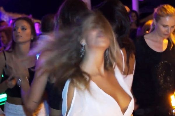 Η Ιταλίδα που τα πέταξε έξω και διέλυσε τη Μύκονο (video)