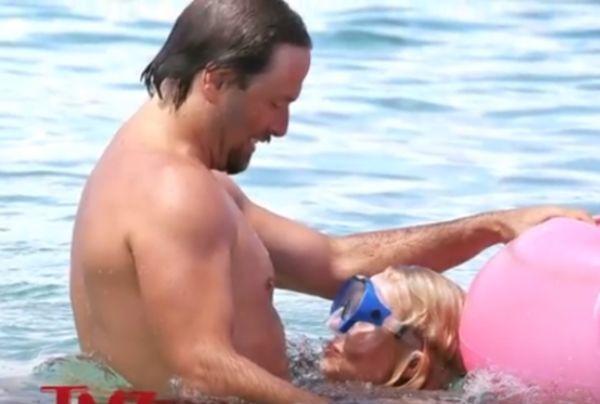 Μα τι κάνει η Πάμελα Άντερσον κάτω από το νέρο! (video)
