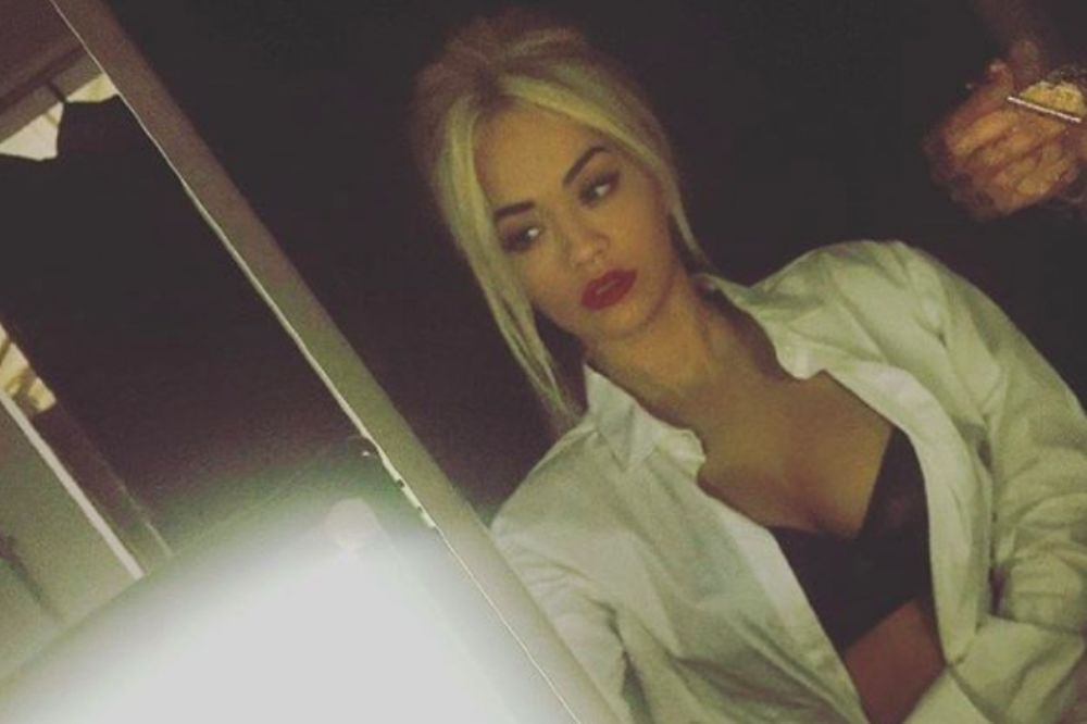 H Rita Ora στα πατώματα, με τα εσώρουχά της… (photo)