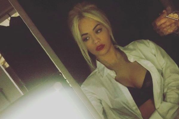 H Rita Ora στα πατώματα, με τα εσώρουχά της… (photo)