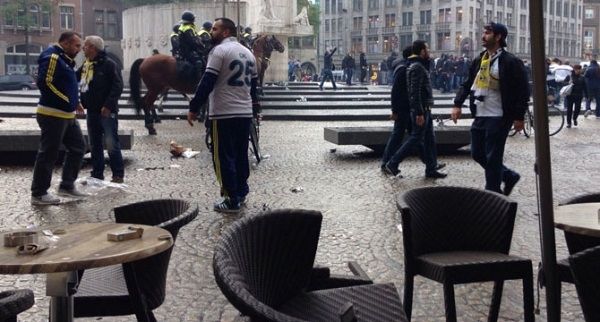 «Γης μαδιάμ» μεταξύ Τούρκων και αστυνομικών στην Ολλανδία (videos)