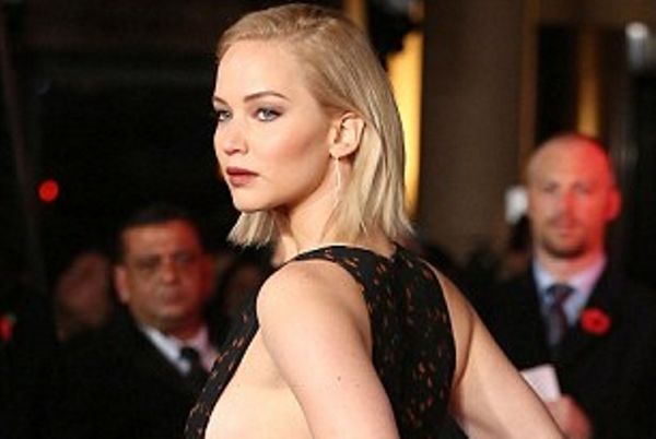 Το λαχταριστό «sideboob» της Jennifer Lawrence (photos+video)