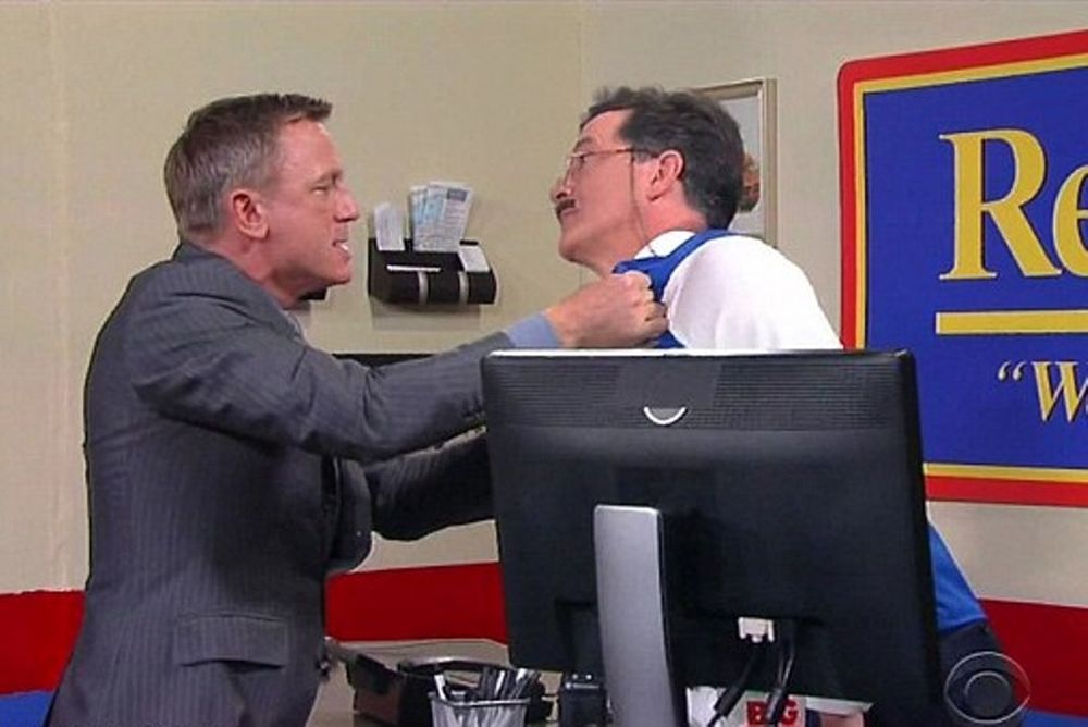 Ο 007 προσπαθεί... να νοικιάσει αυτοκίνητο! (video)