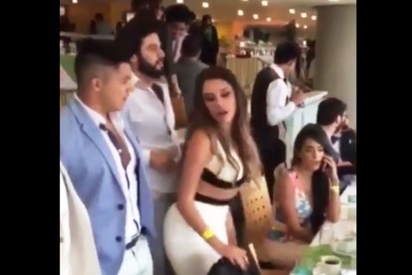 Σηκώθηκε και τους… κόλλησε για να περάσει! (video)