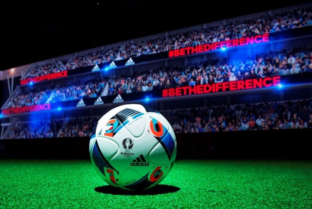 Ο Zinedine Zidane παρουσιάζει την Beau Jeu, την επίσημη μπάλα της φάσης των ομίλων του UEFA EURO 2016ΤΜ