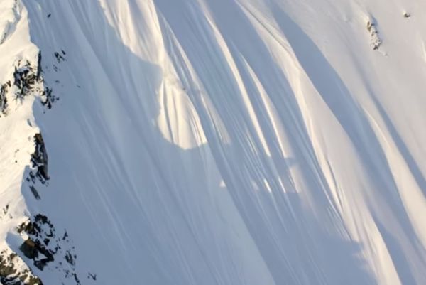 Απίστευτο! Σκιέρ βγαίνει ζωντανός από πτώση 535 μέτρων! (video)