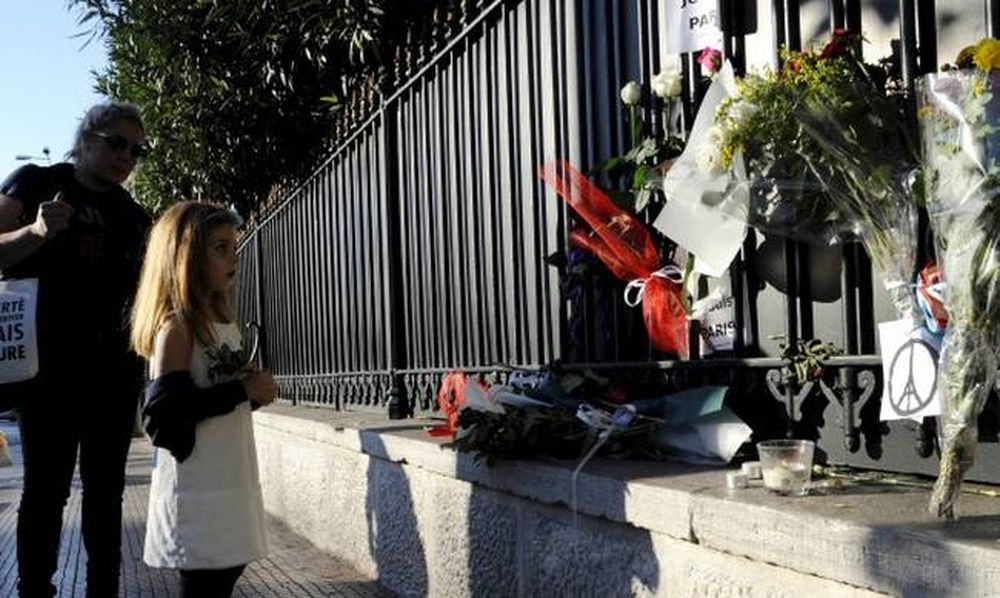 Επίθεση Παρίσι: Ένα λουλούδι ως ένδειξη συμπαράστασης σε όλες τις πρεσβείες του κόσμου (pics)