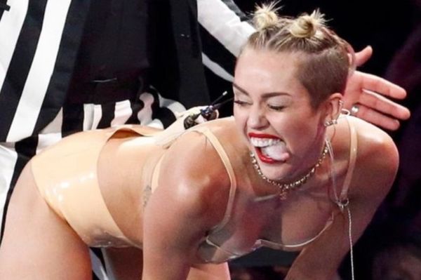 ΤΟ ΤΕΡΜΑΤΙΣΕ! Η Miley Cyrus με ψεύτικο πέος και στήθη στη σκηνή! (photos)