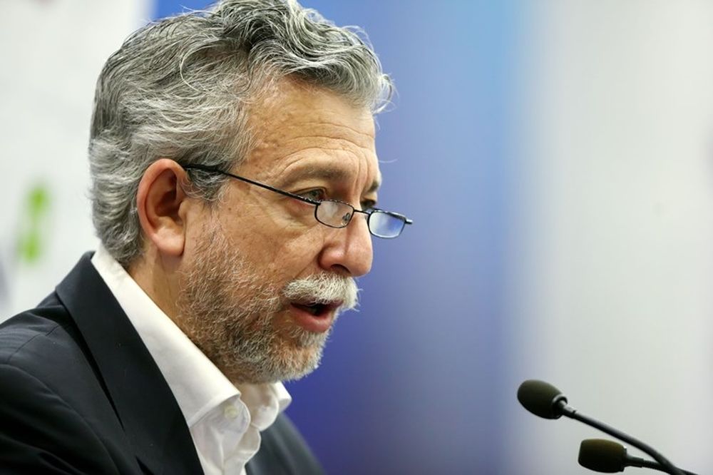 Αγοράζει ψήφους μοιράζοντας κρατικό χρήμα ο Κοντονής! (photo)