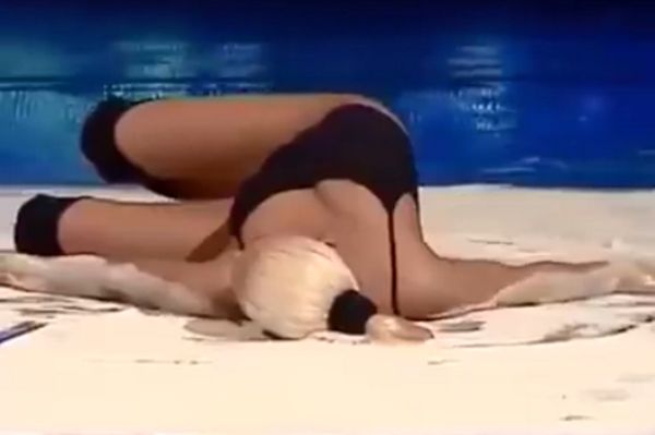 «Καυτή» χορεύτρια του «Έχεις Ταλέντο» αφήνει... χώμα κοινό και κριτές! (video)