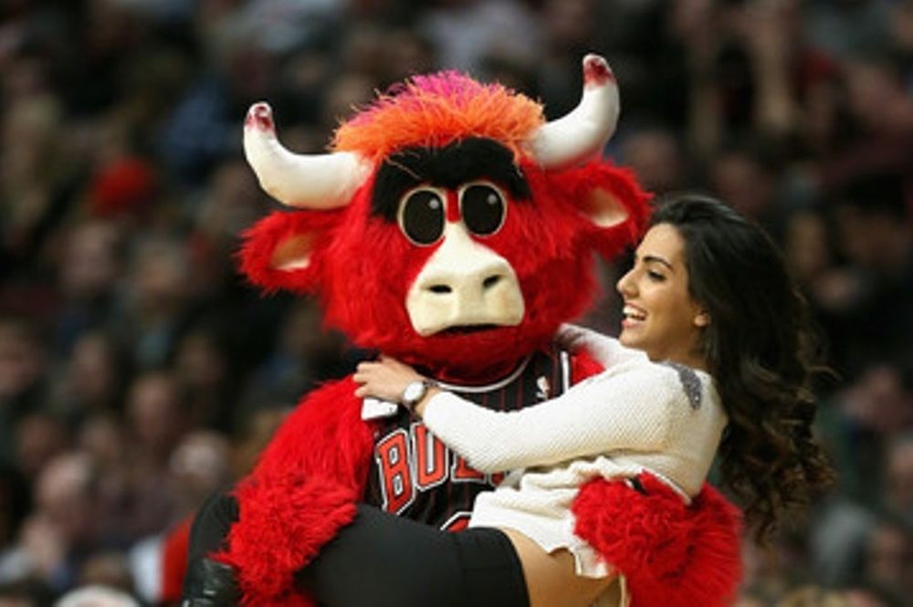 Η ξεχωριστή μασκότ των Chicago Bulls! (video)
