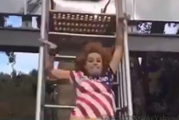 Σιγά κυρά μου δεν είναι… πασαρέλα η σκάλα! (video)