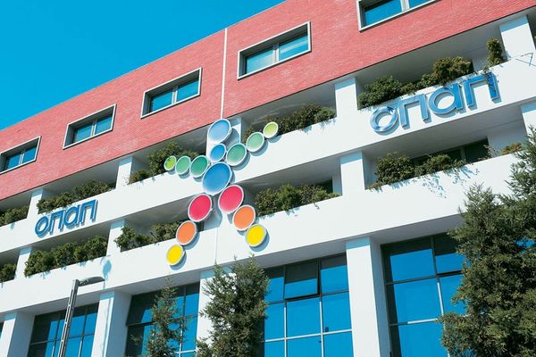 Δυναμική πορεία διαμαρτυρίας των πρακτόρων του ΟΠΑΠ στο Υπουργείο Οικονομικών