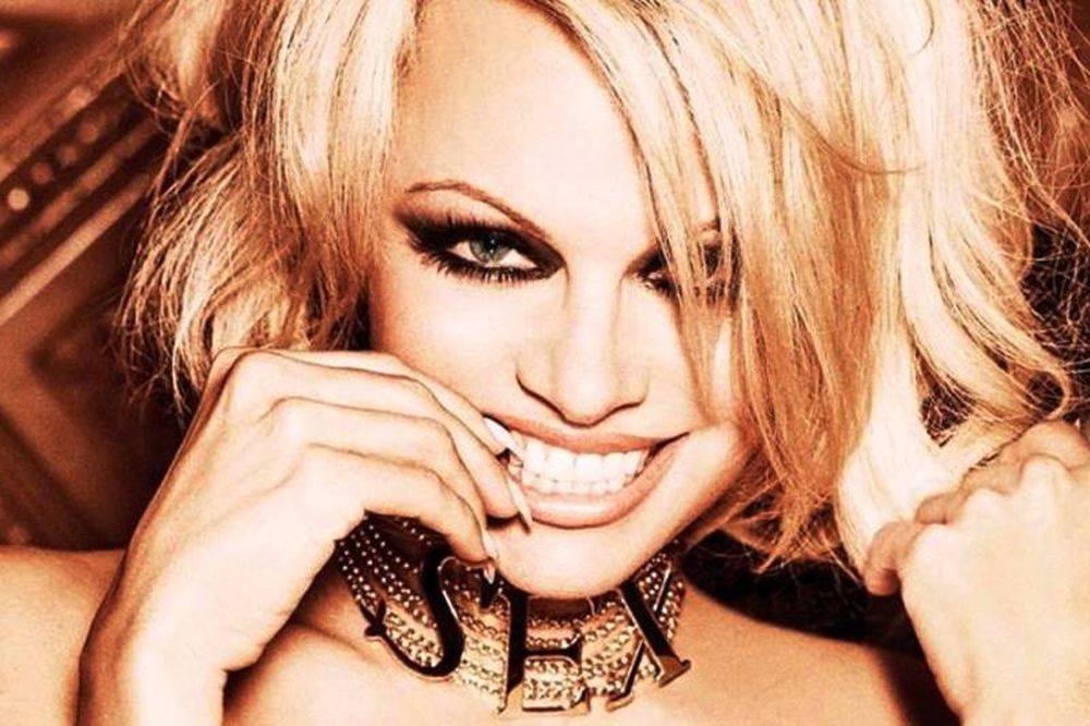 Pamela Anderson: Επιστρέφει στο Playboy & ποζάρει για το τελευταίο τεύχος της χρονιάς