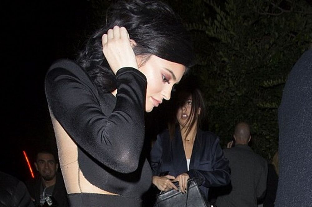 Η νέα προκλητική εμφάνιση της Kylie Jenner που κολάζει! (photos)