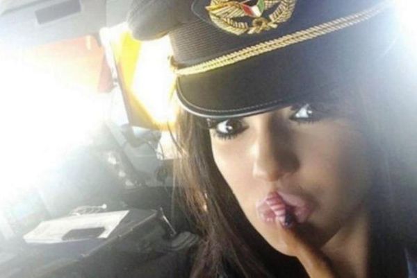 Πιλότος απολύθηκε επειδή έβαλε σεξοβόμβα στο πιλοτήριο! (photos)