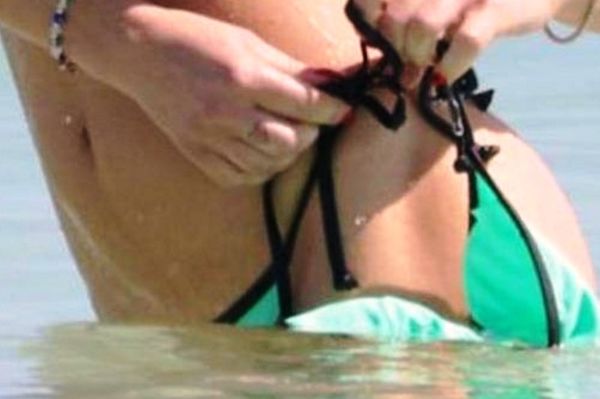 Έβγαλε το μαγιό της! (photos)
