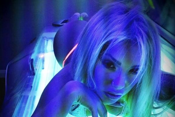 Φωσφορίζει η καυτή Λίλα! (photos+video)