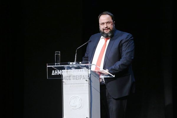 Τίμησε Μαρινάκη και Ολυμπιακό ο Πειραιάς