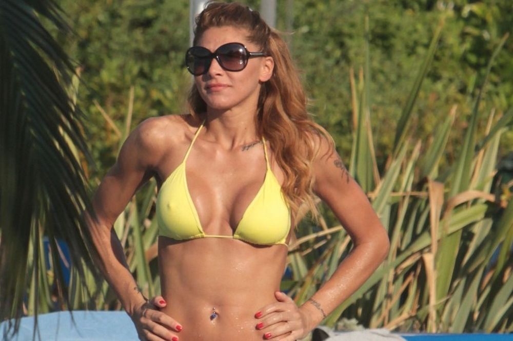 Ανάβει… φωτιές! Η Αγγελική Ηλιάδη ολόγυμνη μόνο με τα… τατουάζ της! (photos)