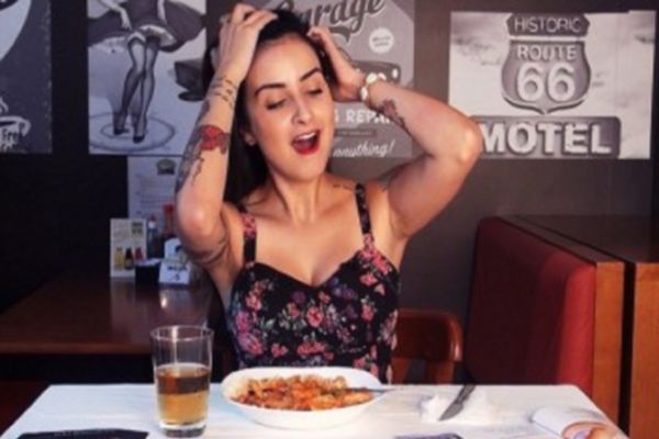 Καυτό μοντέλο τρώει ζυμαρικά και εξοπλισμένη με... δονητή! (video)