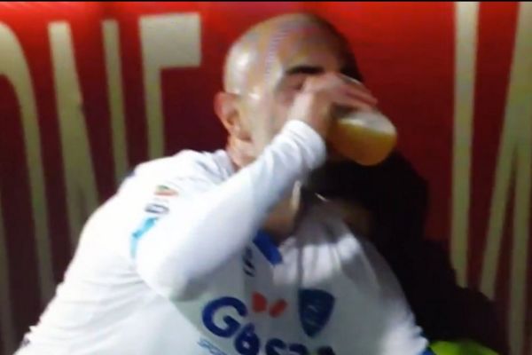 Πανηγύρισε γκολ του πίνοντας… μπύρα ο Μακαρόνε! (video)