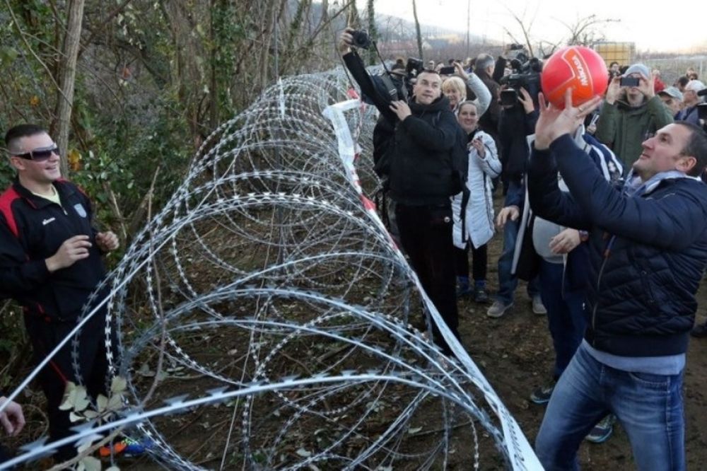 Όχι στα… φιλέ του διχασμού (photos)!