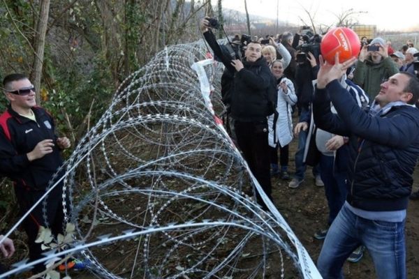 Όχι στα… φιλέ του διχασμού (photos)!