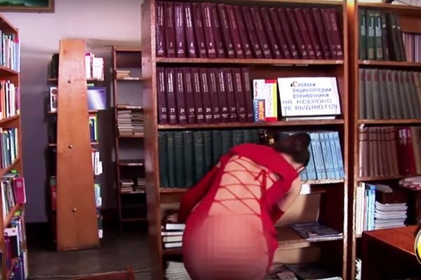 Τρέλανε η σέξι βιβλιοθηκάριος (video)