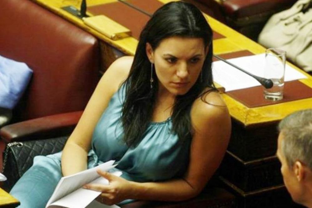 Με διχτυωτό καλσόν η Όλγα Κεφαλογιάννη (photo)