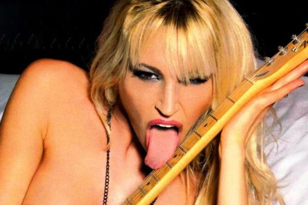 Ελληνίδα μας έβγαλε τη γλώσσα γυμνή! (photos)