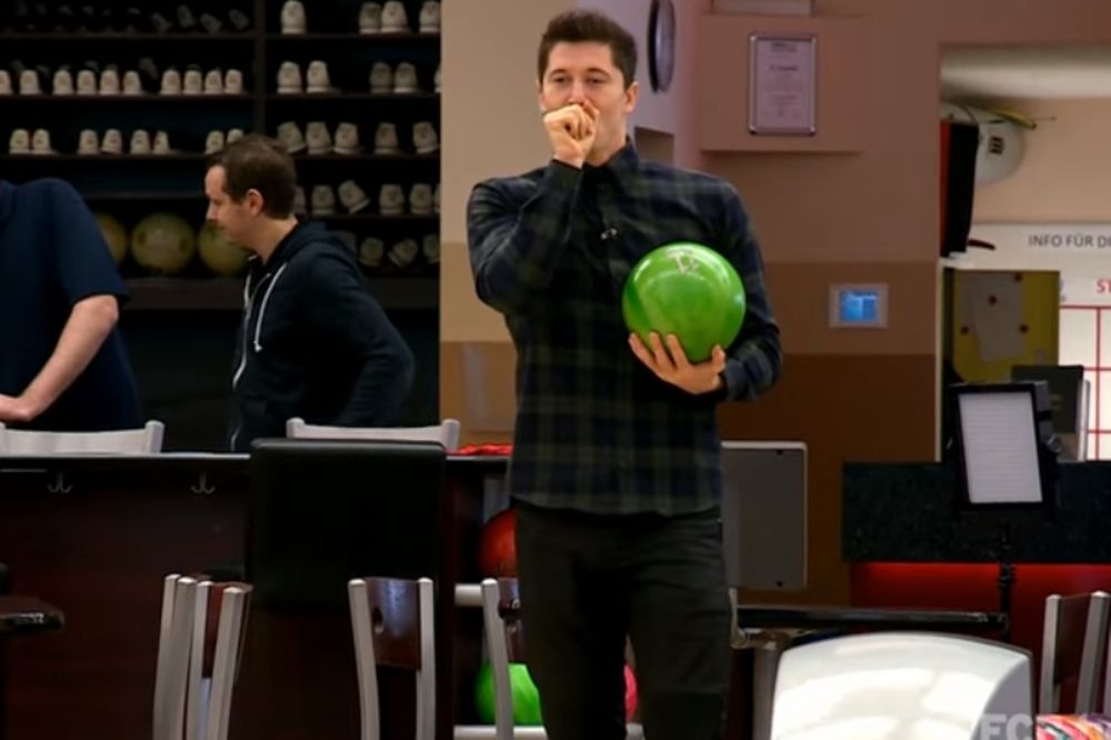 Μαγεύει και στο bowling ο Λεβαντόφσκι! (video)