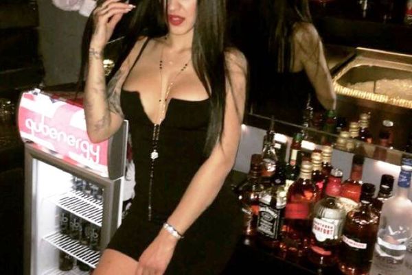 Αυτή είναι η πιο καυτή barwoman στην Ελλάδα (photos)