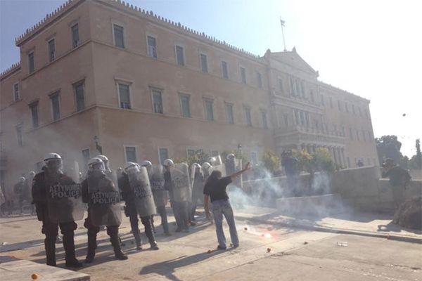 Επεισόδια έξω από τη Βουλή