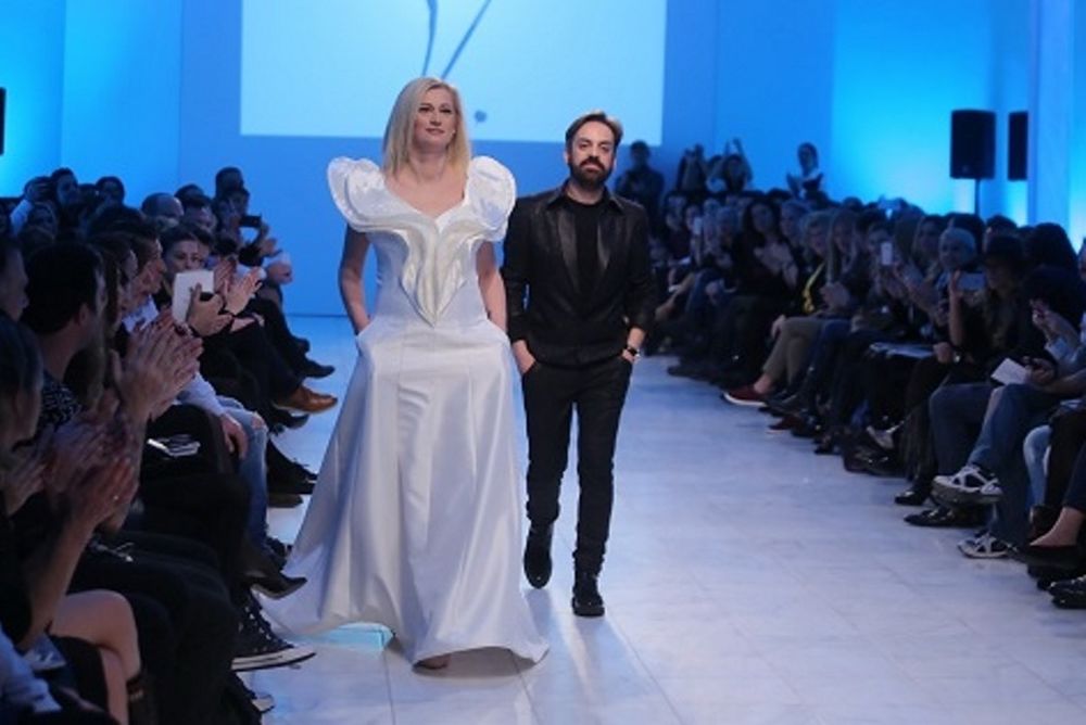 Σε πασαρέλα φορώντας νυφικό η Ραχήλ! (photos+video)