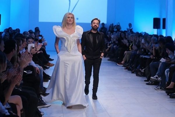 Σε πασαρέλα φορώντας νυφικό η Ραχήλ! (photos+video)